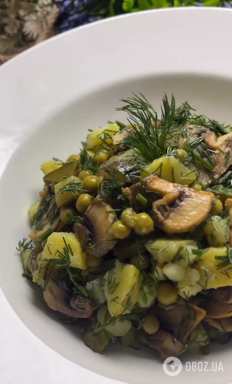 Постный салат с картофелем, грибами и горошком: получится очень сытно