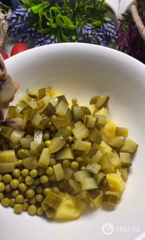 Постный салат с картофелем, грибами и горошком: получится очень сытно