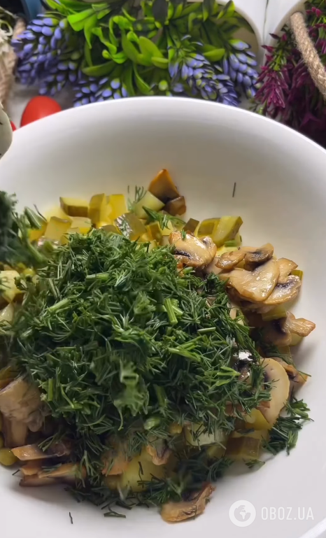 Постный салат с картофелем, грибами и горошком: получится очень сытно