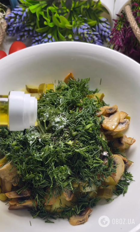 Постный салат с картофелем, грибами и горошком: получится очень сытно