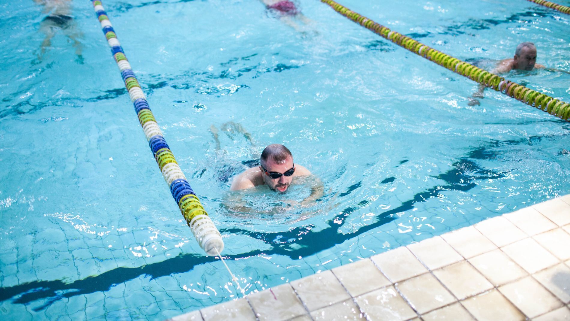 Під керівництвом призера Олімпіади. "Метінвест" запровадив програму реабілітації ветеранів за допомогою плавання