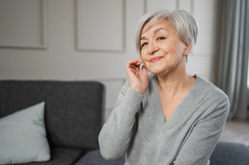 Працюють як підтяжка обличчя: які стрижки обрати для жінок 60+