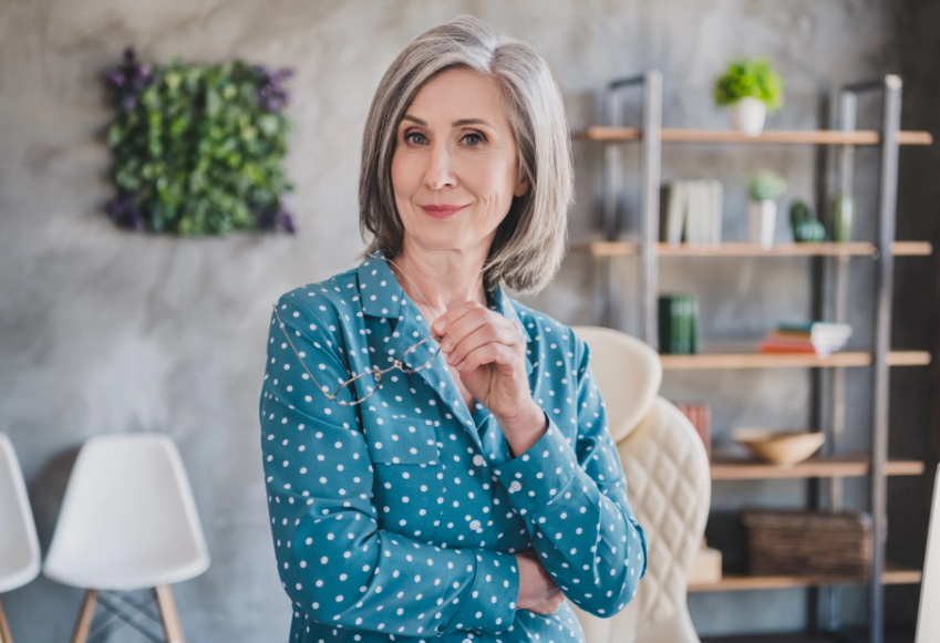 Працюють як підтяжка обличчя: які стрижки обрати для жінок 60+