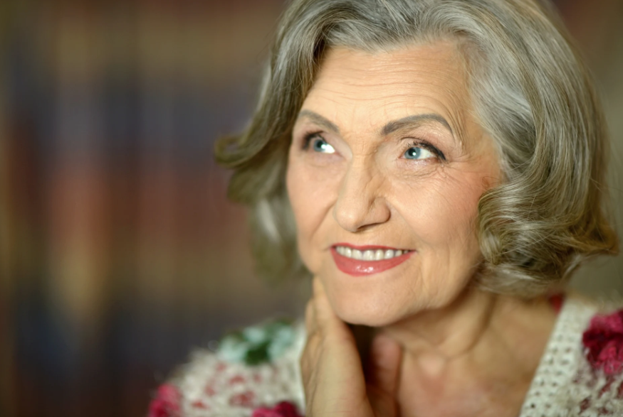 Працюють як підтяжка обличчя: які стрижки обрати для жінок 60+