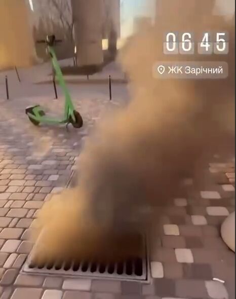 В Киеве произошел пожар на паркинге ЖК: дым валил из-под земли. Подробности, фото и видео