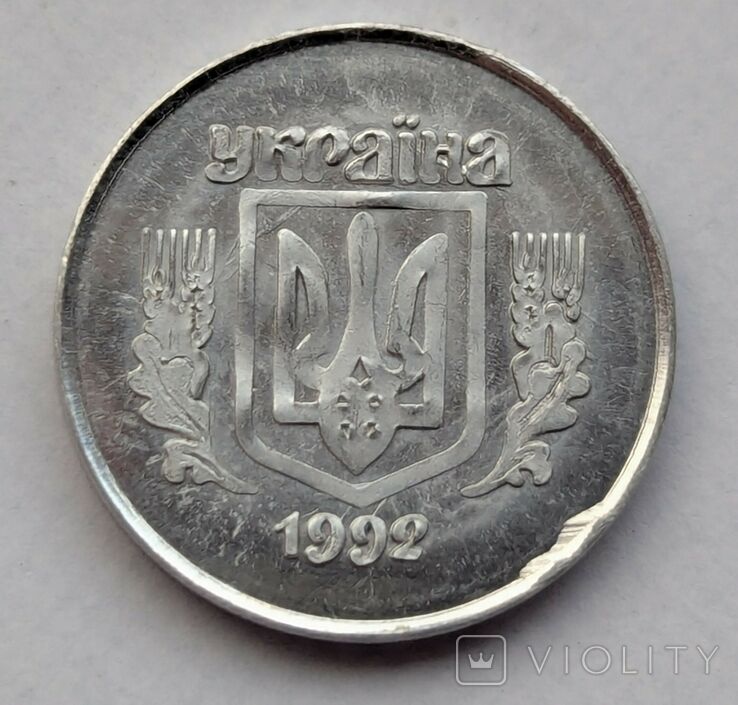 Цвет 10 копеек не стандартный "золотой", а "серебряный"