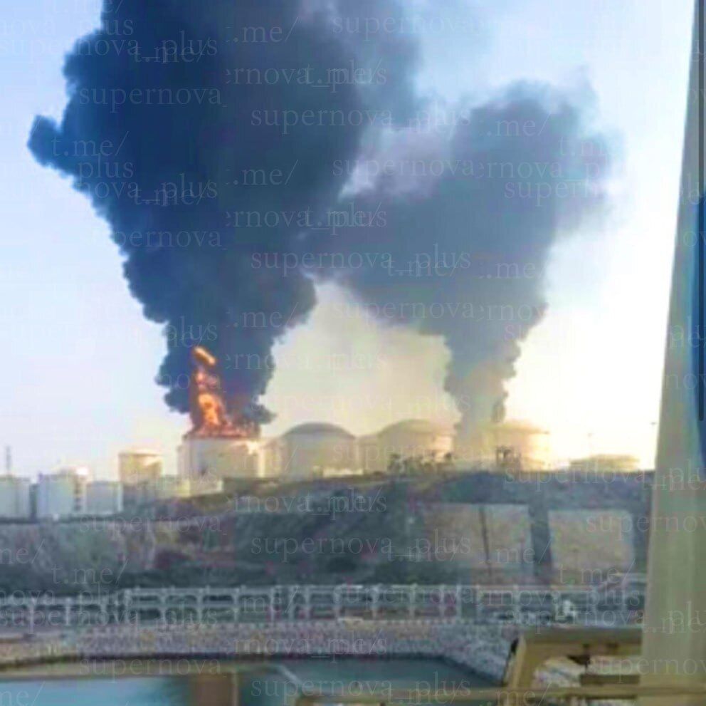 Иранские "Шахеды" атаковали крупный порт в Омане: на нефтехранилище поднялся огромный пожар. Фото и видео