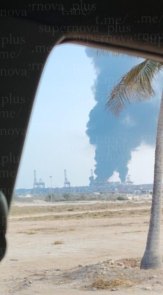 Иранские "Шахеды" атаковали крупный порт в Омане: на нефтехранилище поднялся огромный пожар. Фото и видео