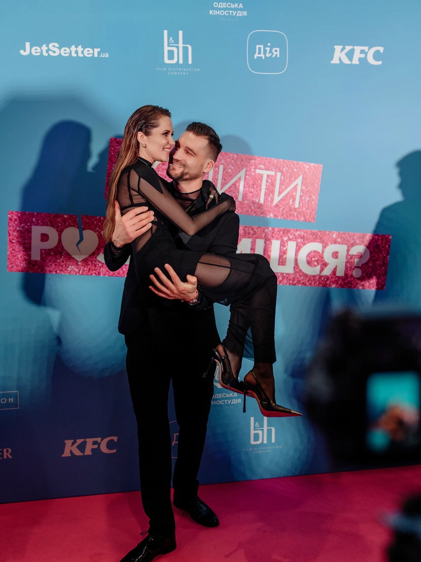 Наталка Денисенко с новым бойфрендом в парных "голых" образах подразнили подписчиков на красной дорожке. Фото