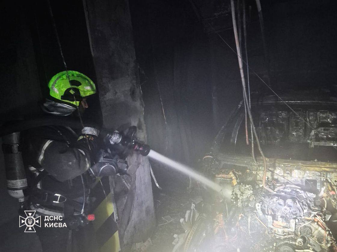 В Киеве произошел пожар на паркинге ЖК: дым валил из-под земли. Подробности, фото и видео