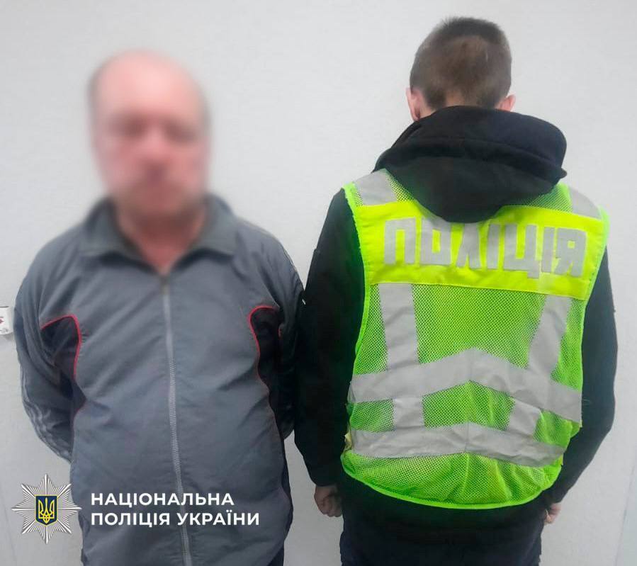 У Києві чоловік через ревнощі до дружини посеред вулиці намагався вбити знайомого. Подробиці та фото