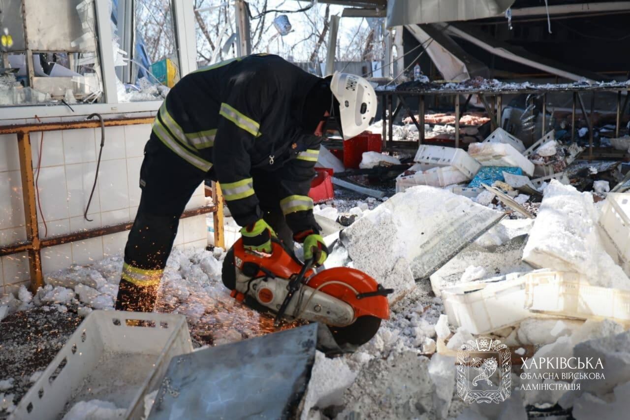 Оккупанты ударили по гражданскому предприятию в Харькове: есть погибшие и пострадавшие. Фото и видео