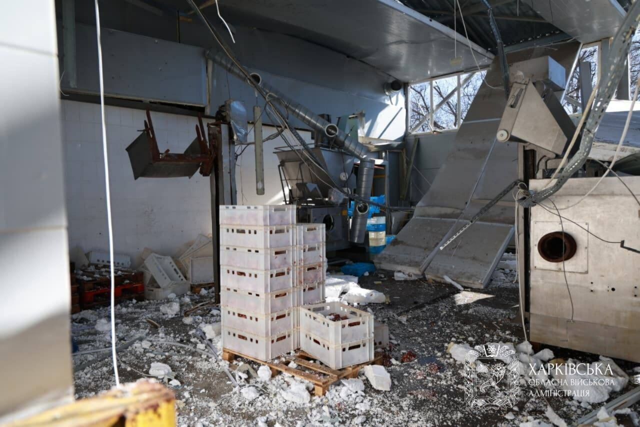 Оккупанты ударили по гражданскому предприятию в Харькове: есть погибшие и пострадавшие. Фото и видео