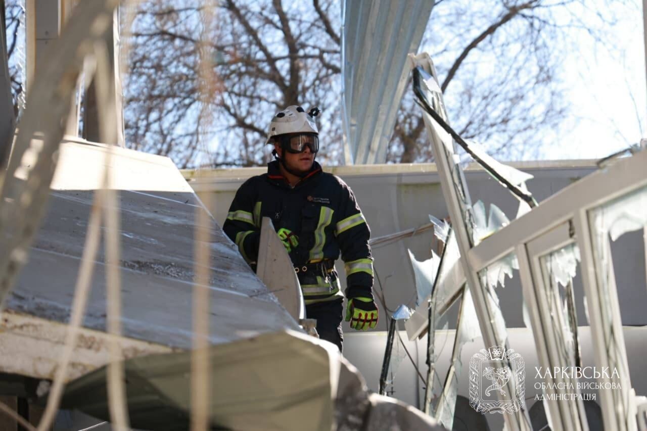 Оккупанты ударили по гражданскому предприятию в Харькове: есть погибшие и пострадавшие. Фото и видео