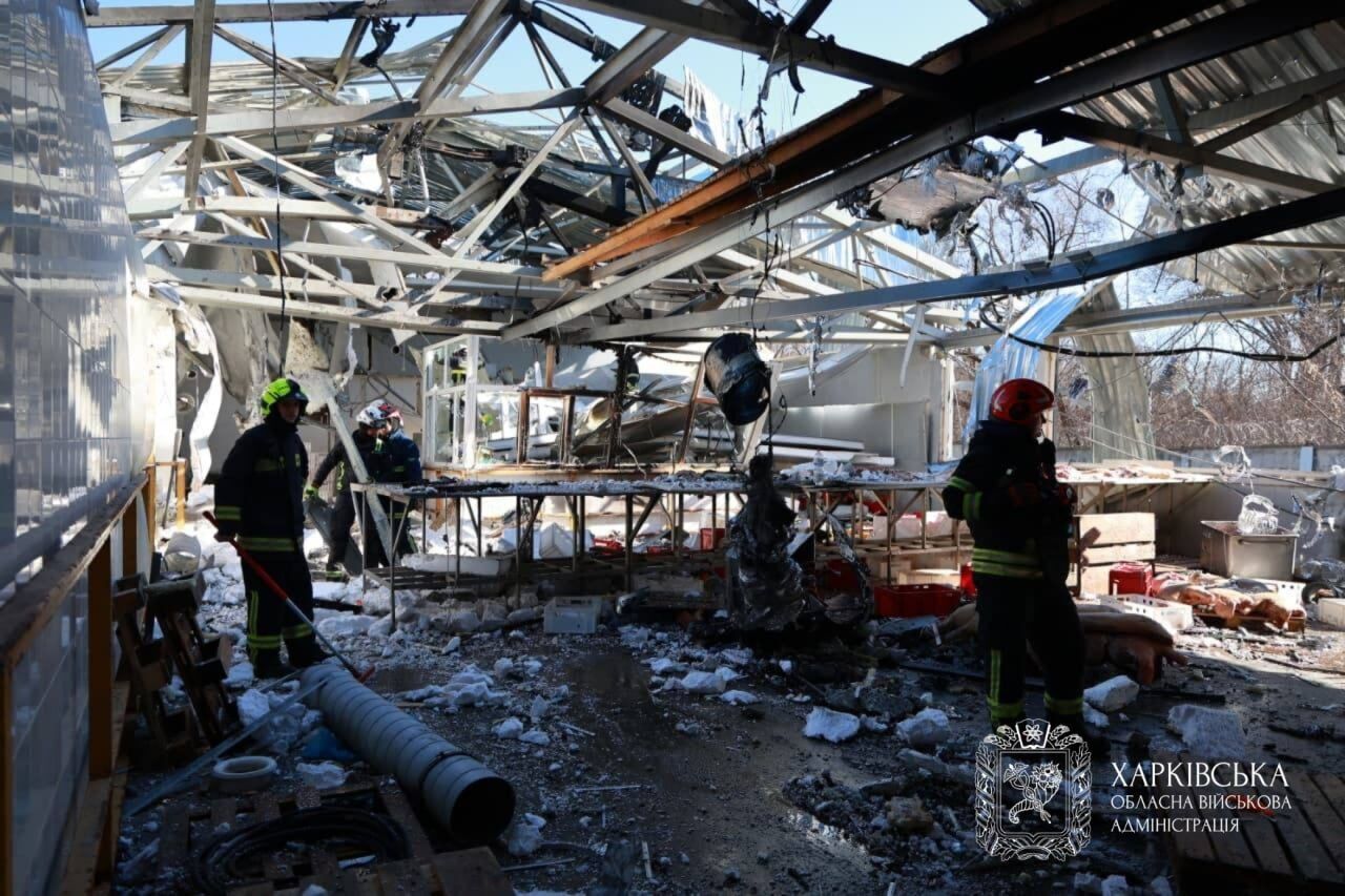 Оккупанты ударили по гражданскому предприятию в Харькове: есть погибшие и пострадавшие. Фото и видео