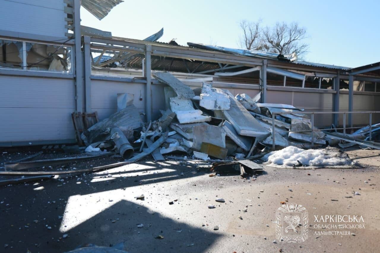 Оккупанты ударили по гражданскому предприятию в Харькове: есть погибшие и пострадавшие. Фото и видео