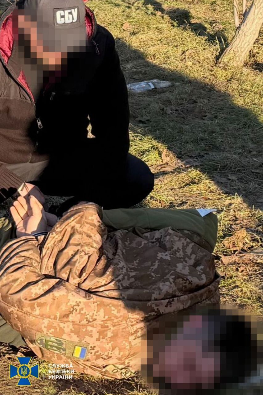 Занимались подделкой документов и не только: в Украине задержали еще 13 организаторов "уклонистских схем". Фото