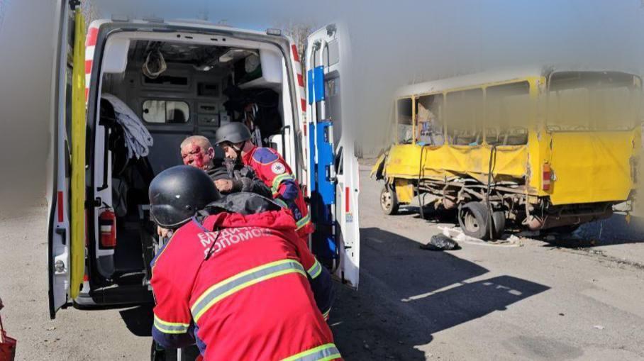 Оккупанты сбросили взрывчатку с БПЛА на маршрутку в Херсоне: пострадали 20 человек. Фото и видео