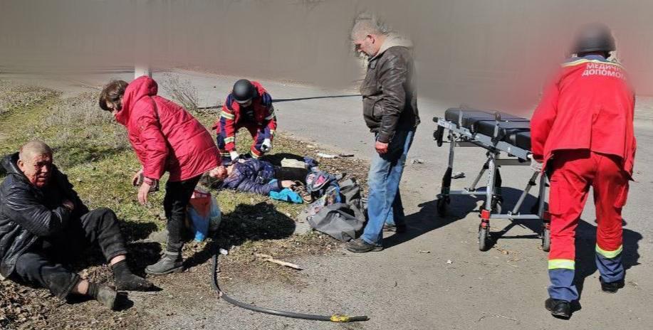 Оккупанты сбросили взрывчатку с БПЛА на маршрутку в Херсоне: пострадали 20 человек. Фото и видео