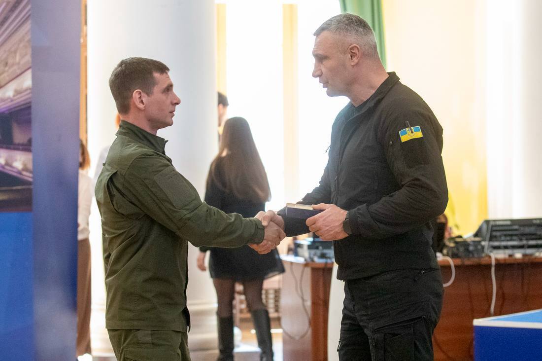 Кличко ко Дню добровольца наградил медалями киевлян-военнослужащих. Фото