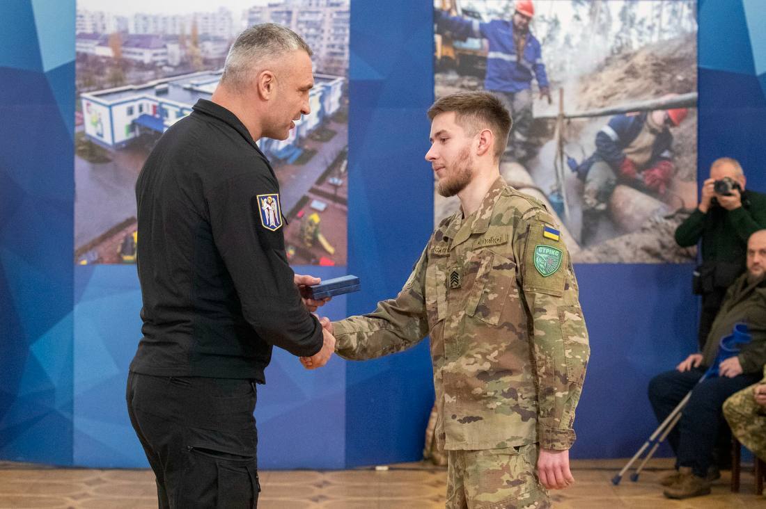 Кличко ко Дню добровольца наградил медалями киевлян-военнослужащих. Фото