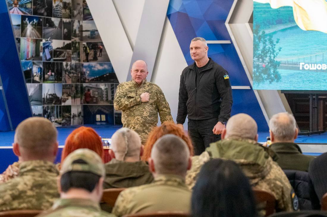 Кличко ко Дню добровольца наградил медалями киевлян-военнослужащих. Фото