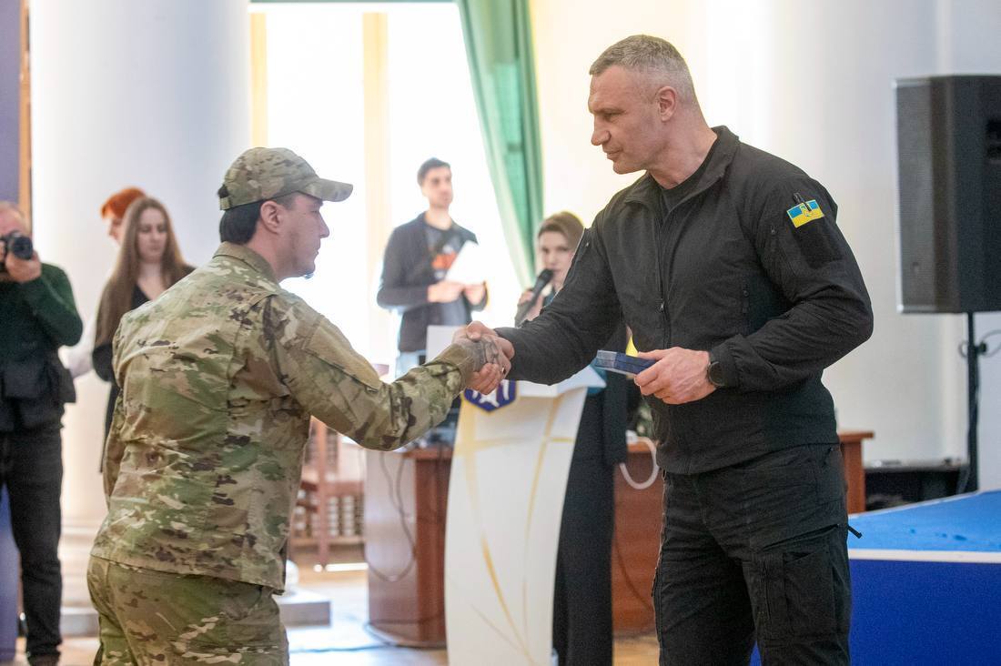 Кличко ко Дню добровольца наградил медалями киевлян-военнослужащих. Фото