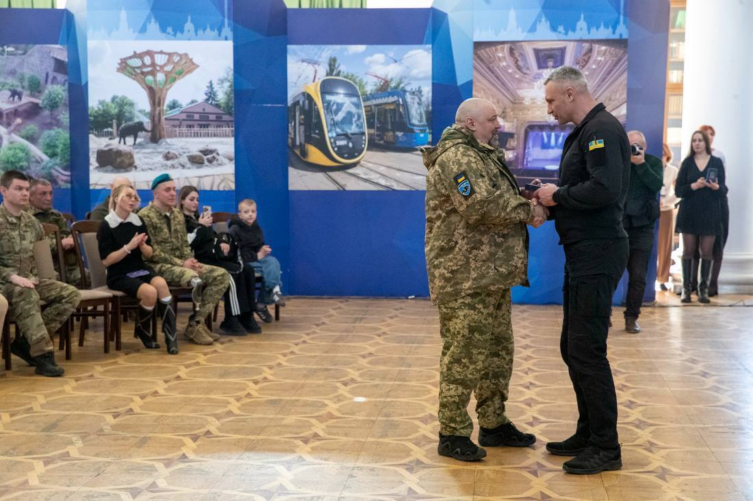 Кличко ко Дню добровольца наградил медалями киевлян-военнослужащих. Фото