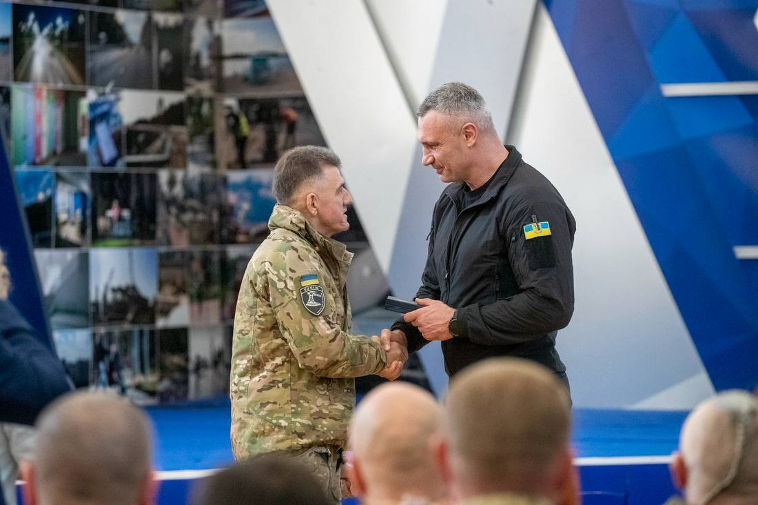 Кличко ко Дню добровольца наградил медалями киевлян-военнослужащих. Фото