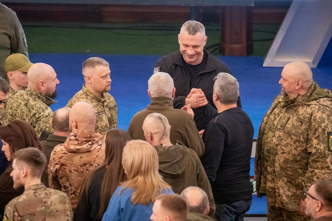 Кличко ко Дню добровольца наградил медалями киевлян-военнослужащих. Фото