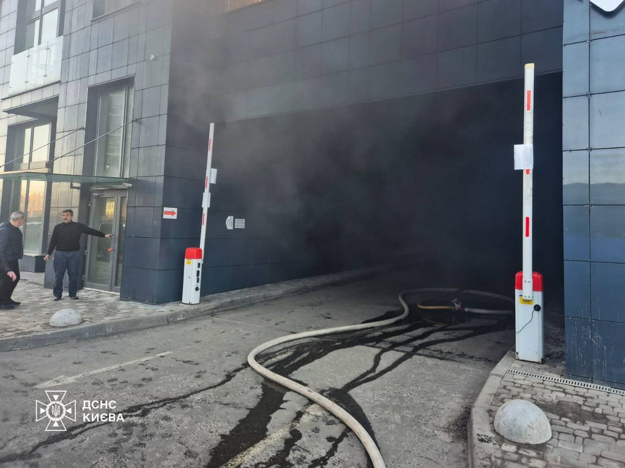 В Киеве произошел пожар на паркинге ЖК: дым валил из-под земли. Подробности, фото и видео