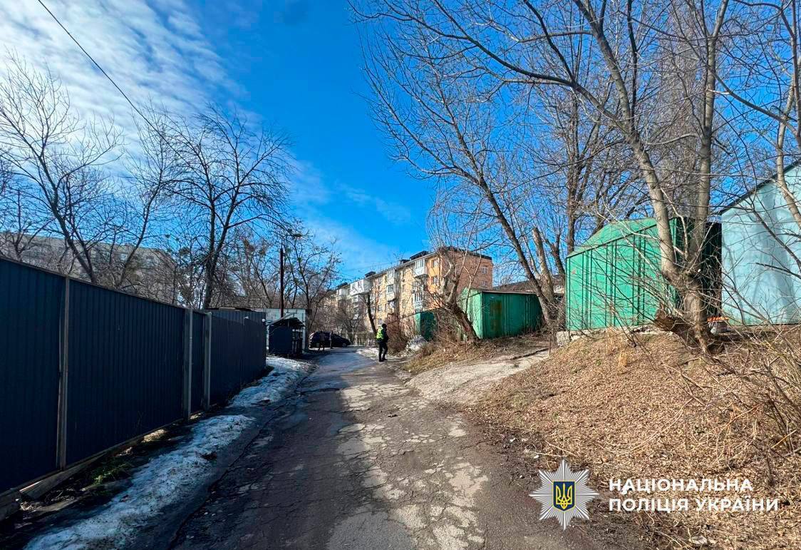 У Києві чоловік через ревнощі до дружини посеред вулиці намагався вбити знайомого. Подробиці та фото