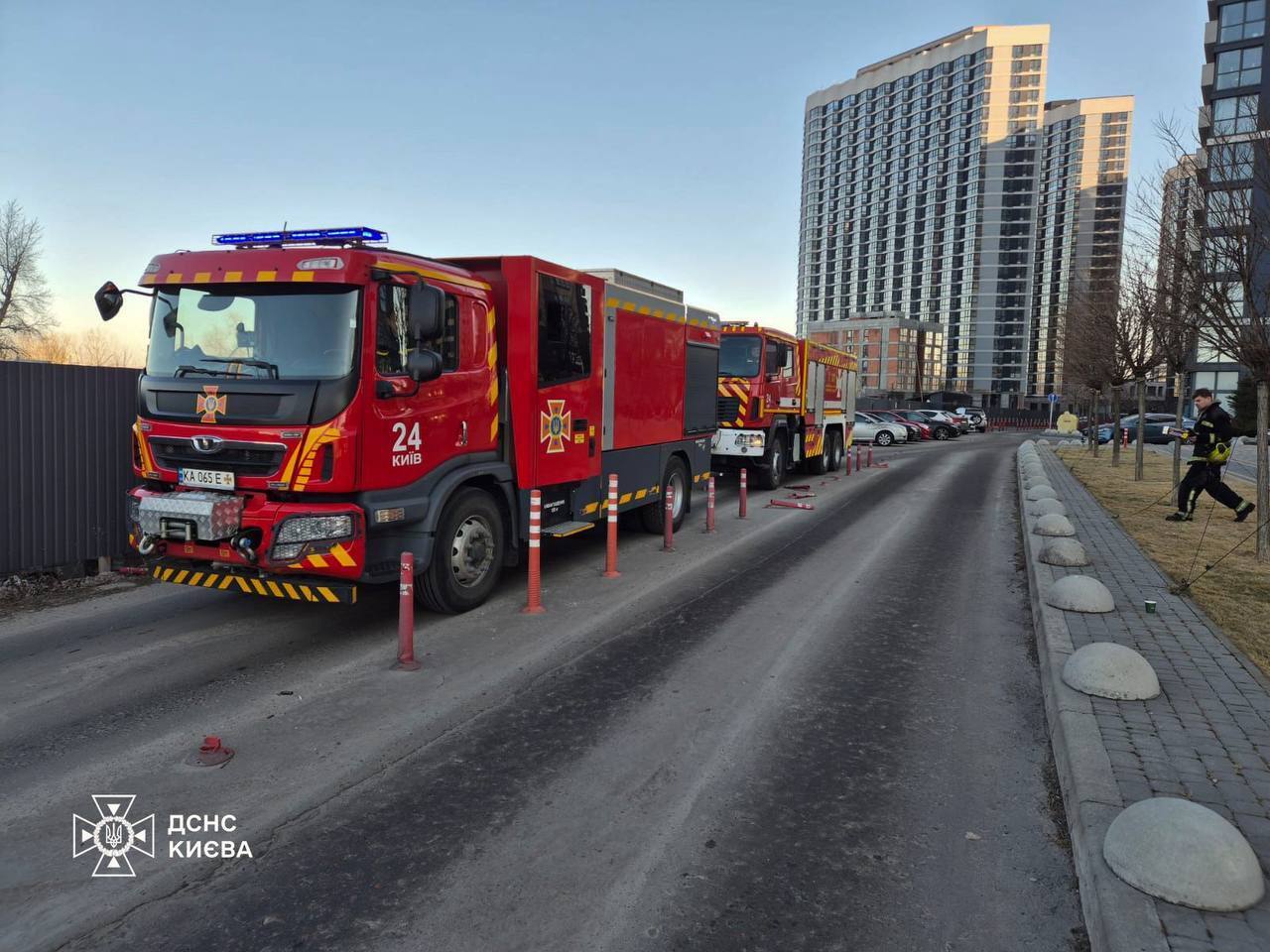 В Киеве произошел пожар на паркинге ЖК: дым валил из-под земли. Подробности, фото и видео