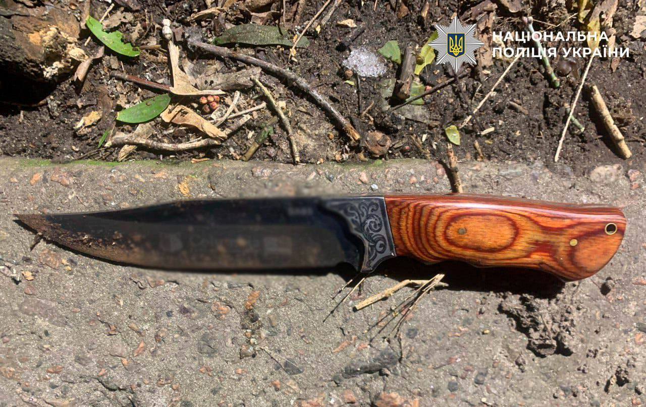 У Києві чоловік через ревнощі до дружини посеред вулиці намагався вбити знайомого. Подробиці та фото