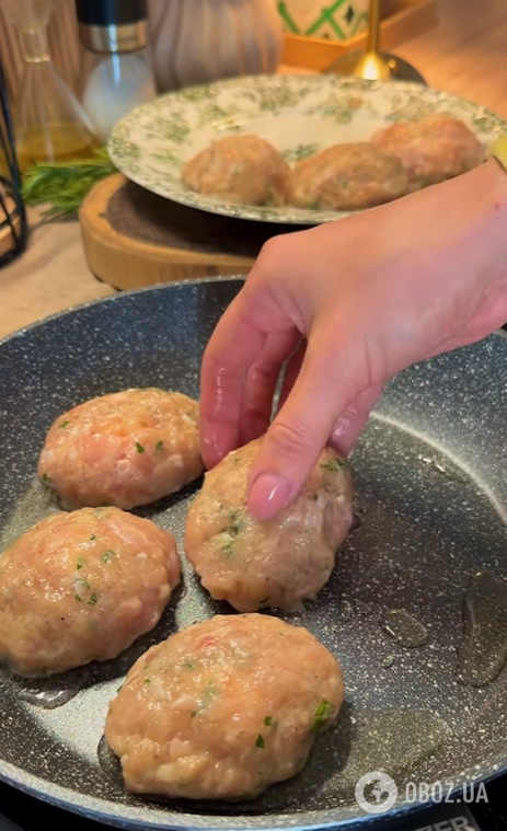 Сочные куриные котлеты с сыром на ужин: подавайте с любым гарниром