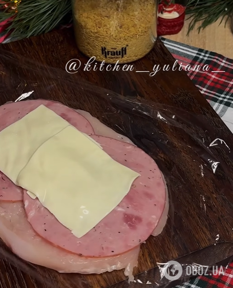 Соковиті курячі рулетики в хрусткому паніруванні: всередині сир та шинка