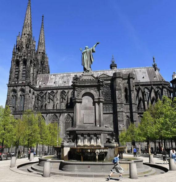 Має один із найгарніших соборів у Європі: туристам порадили тихе місто у Франції