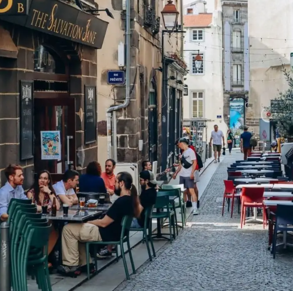 Має один із найгарніших соборів у Європі: туристам порадили тихе місто у Франції