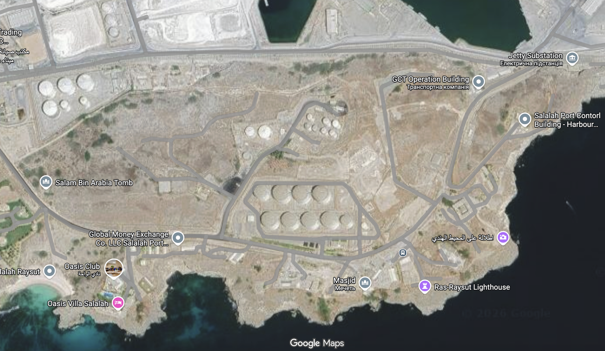 Иранские "Шахеды" атаковали крупный порт в Омане: на нефтехранилище поднялся огромный пожар. Фото и видео