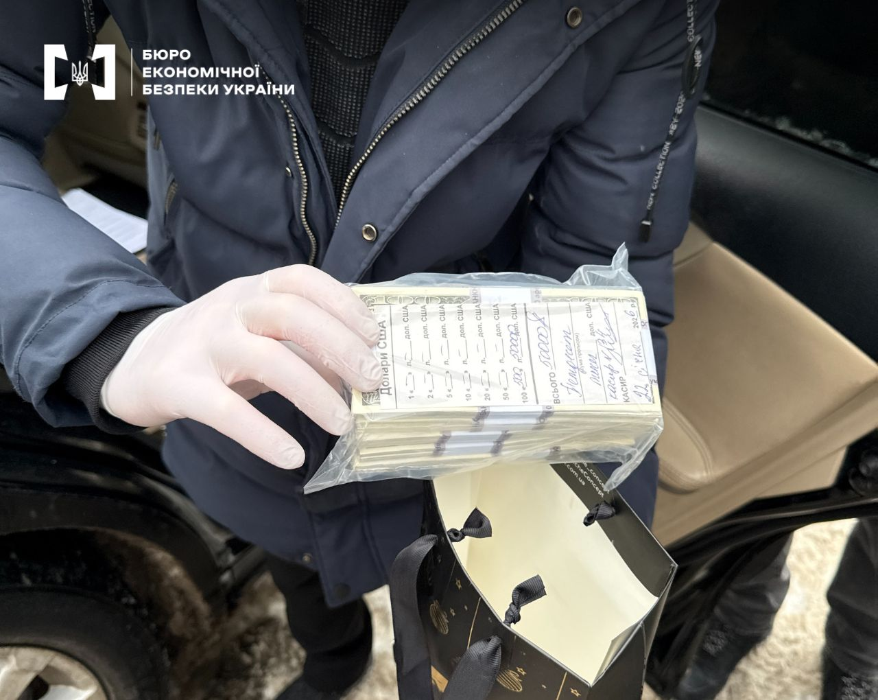 В Україні викрили групу зловмисників, які продавали українцям підроблені долари