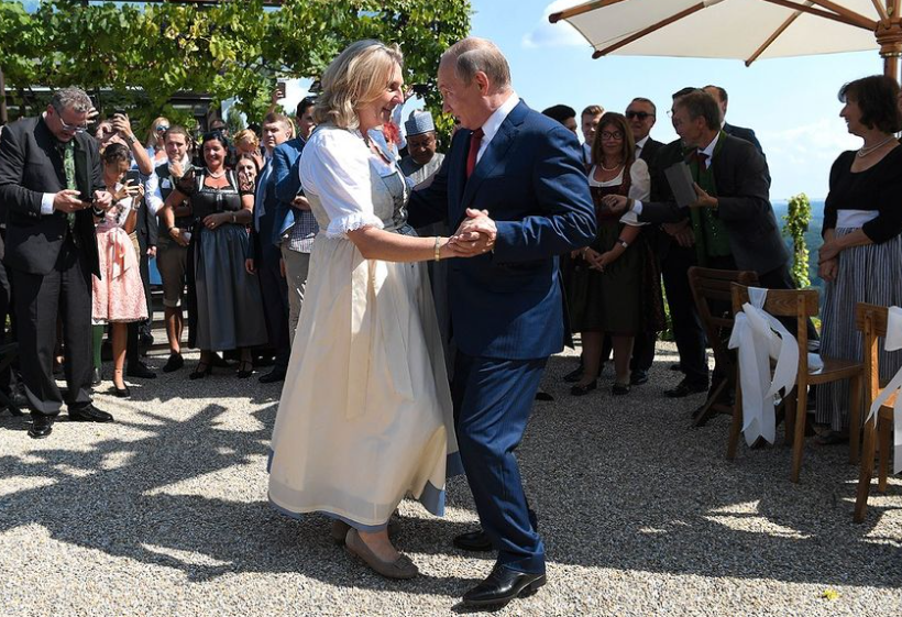 Стала пропагандисткою: медіа розкрили, скільки заробляє есголова МЗС Австрії Карін Кнайсль після переїзду до Росії