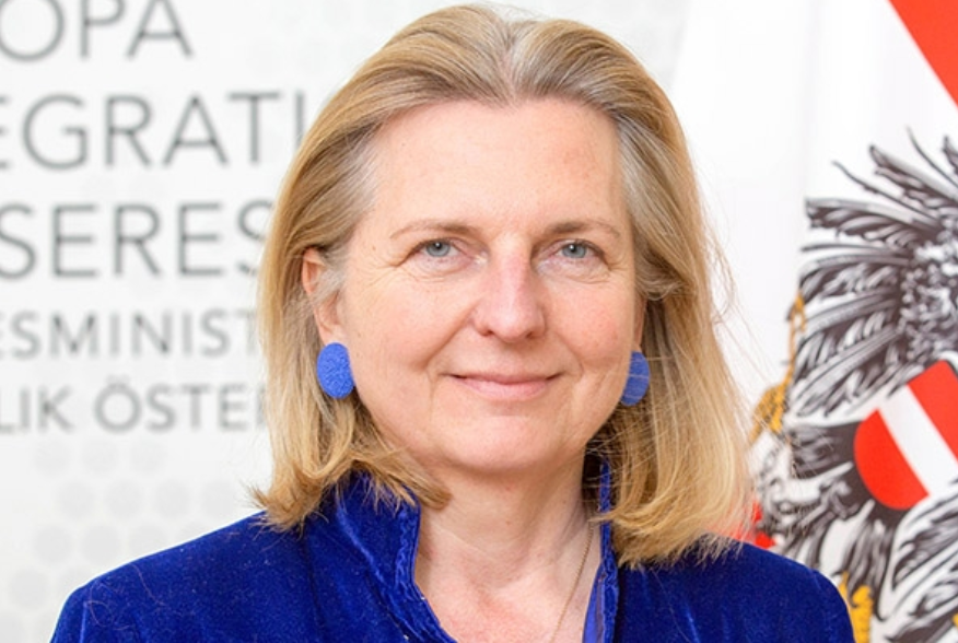 Стала пропагандисткою: медіа розкрили, скільки заробляє есголова МЗС Австрії Карін Кнайсль після переїзду до Росії