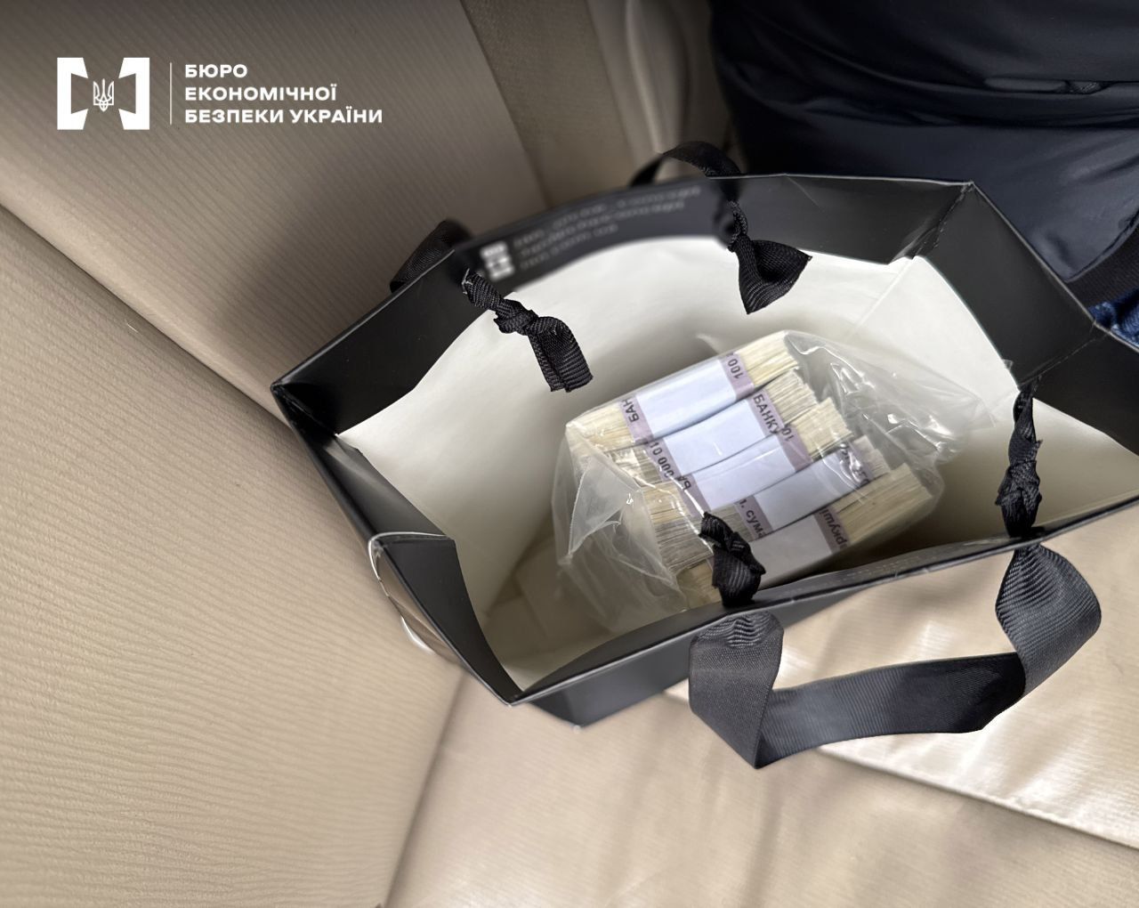 Українцям продавали фальшиві 100 доларів