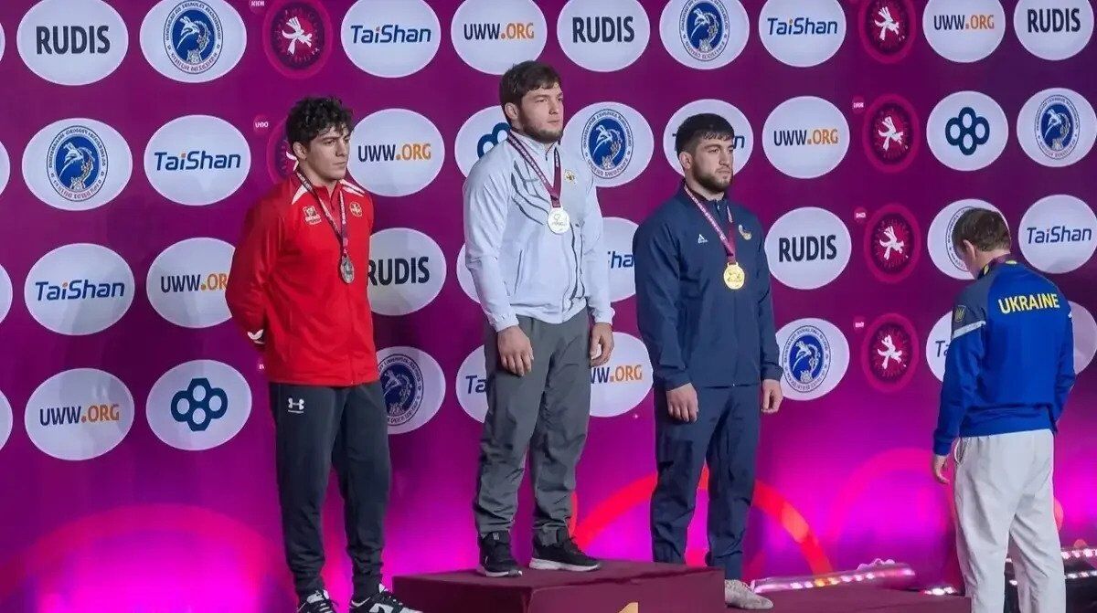 Український чемпіон світу через гімн Росії влаштував бунт на церемонії нагородження Євро-2026 з вільної боротьби. Відео