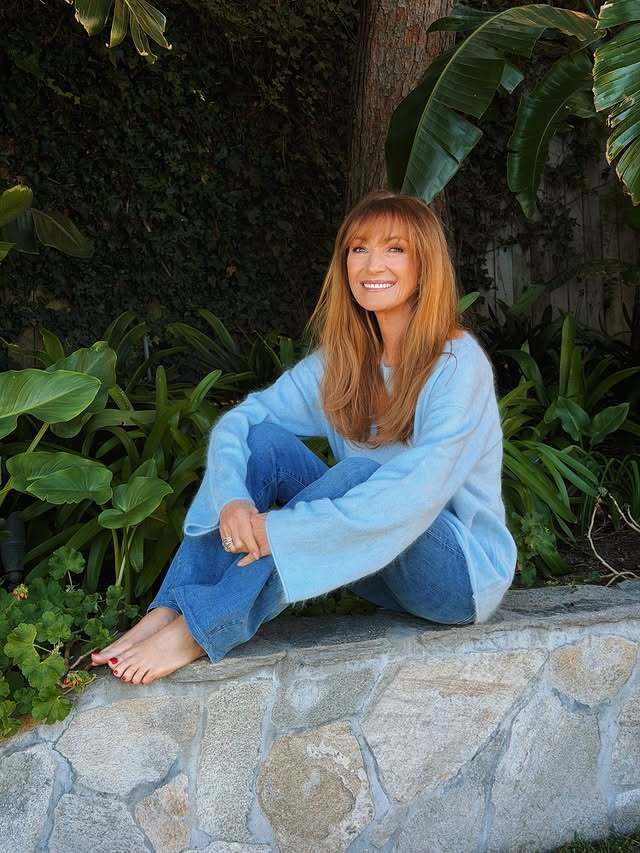 В 75 лет имеет фигуру 20-летней: "девушка Джеймса Бонда" Джейн Сеймур ворвалась в TikTok и шокировала своим видом