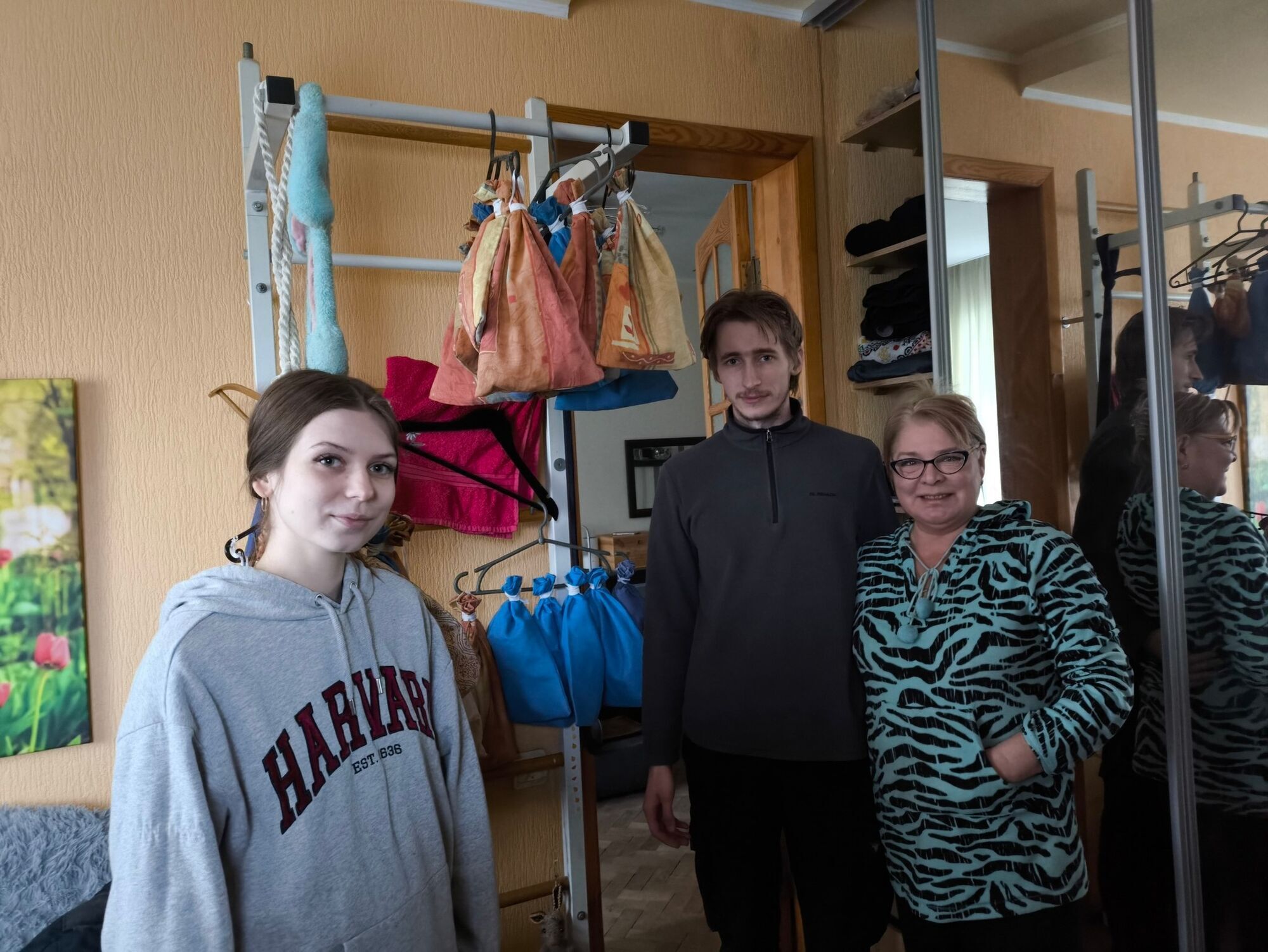 Працювали три дні: у Харкові врятували 900 червонокнижних кажанів, які оселились в обшивці балкону. Фото і відео