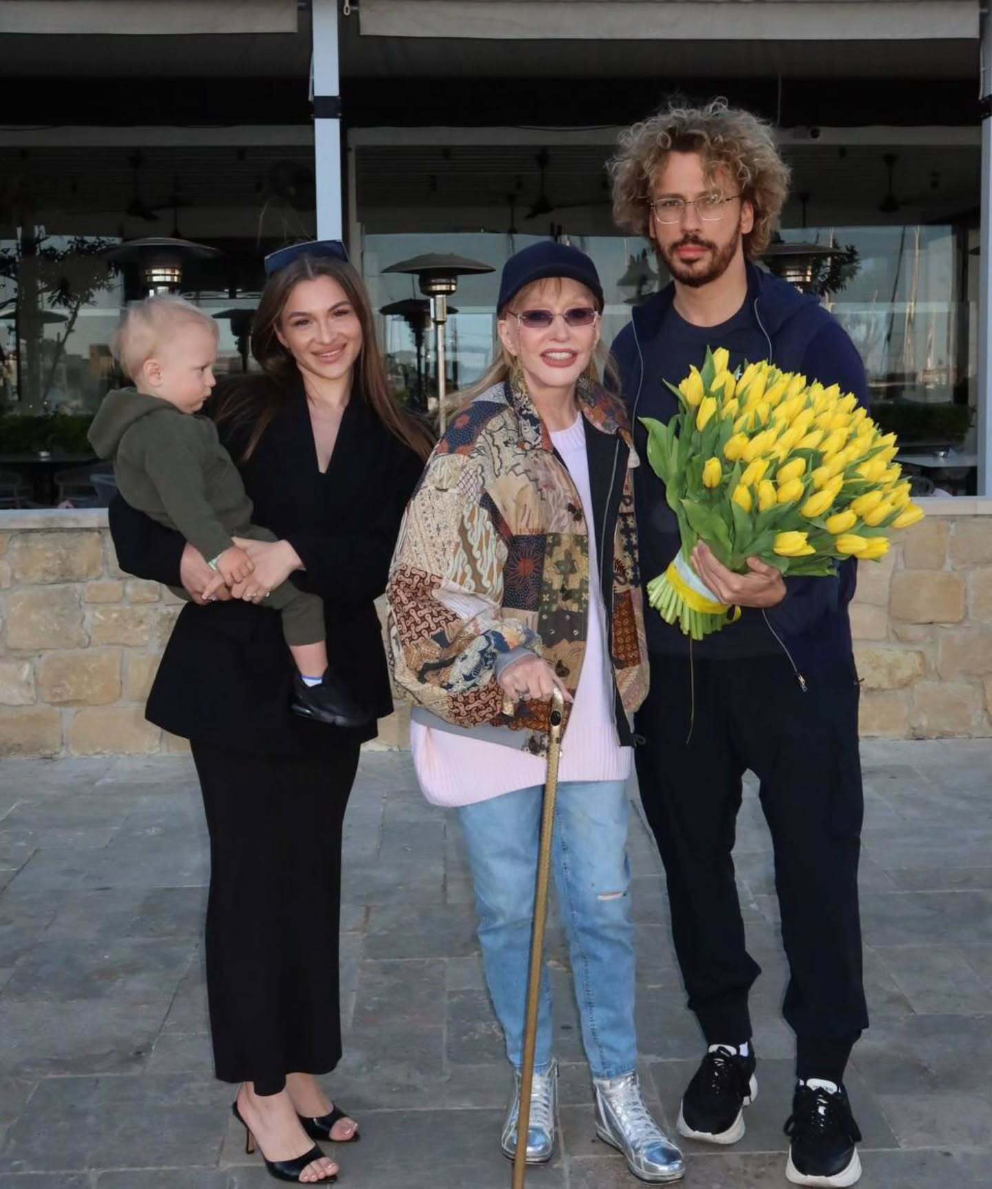 Алла Пугачева напугала редким выходом в свет с тростью. Свежее фото певицы