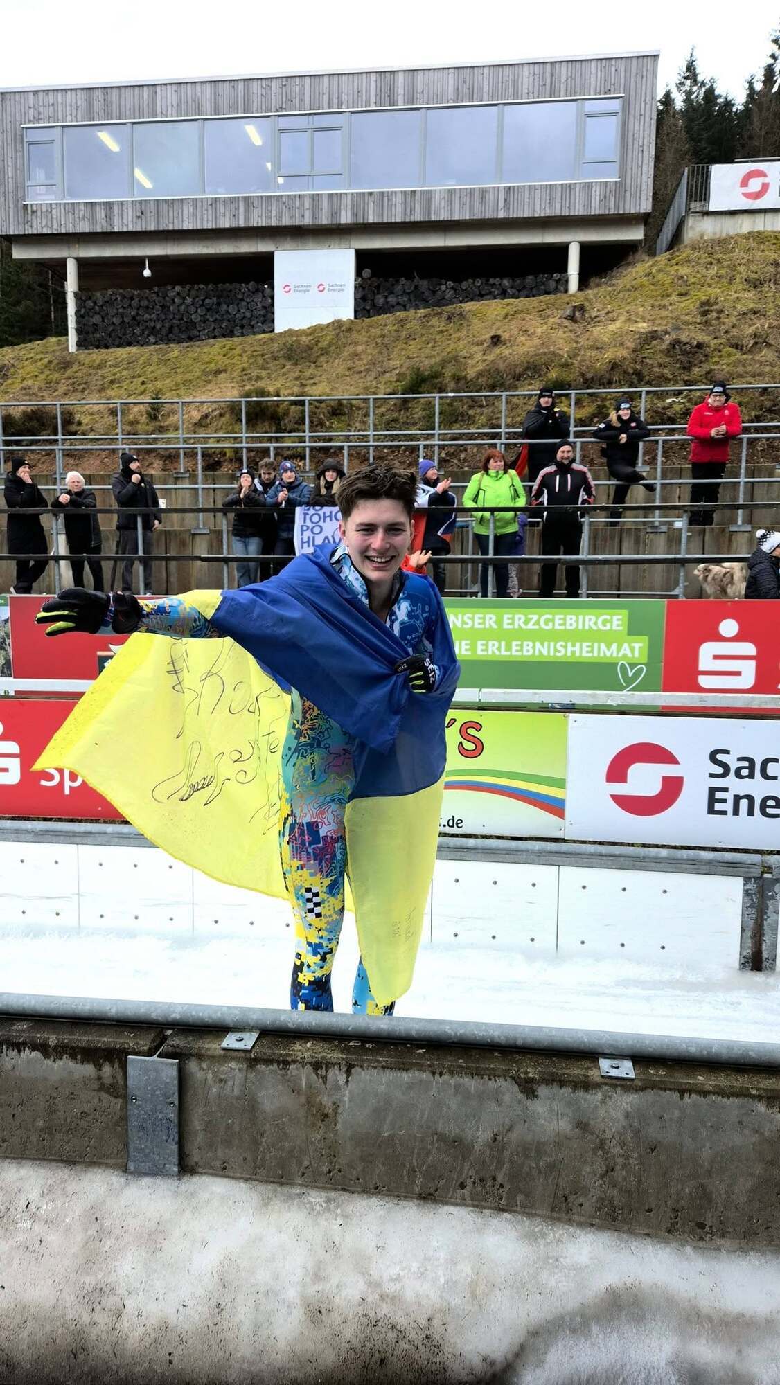 Україна вперше в історії виграла чемпіонат світу зі скелетону і влаштувала протест на церемонії нагородження. Фотофакт