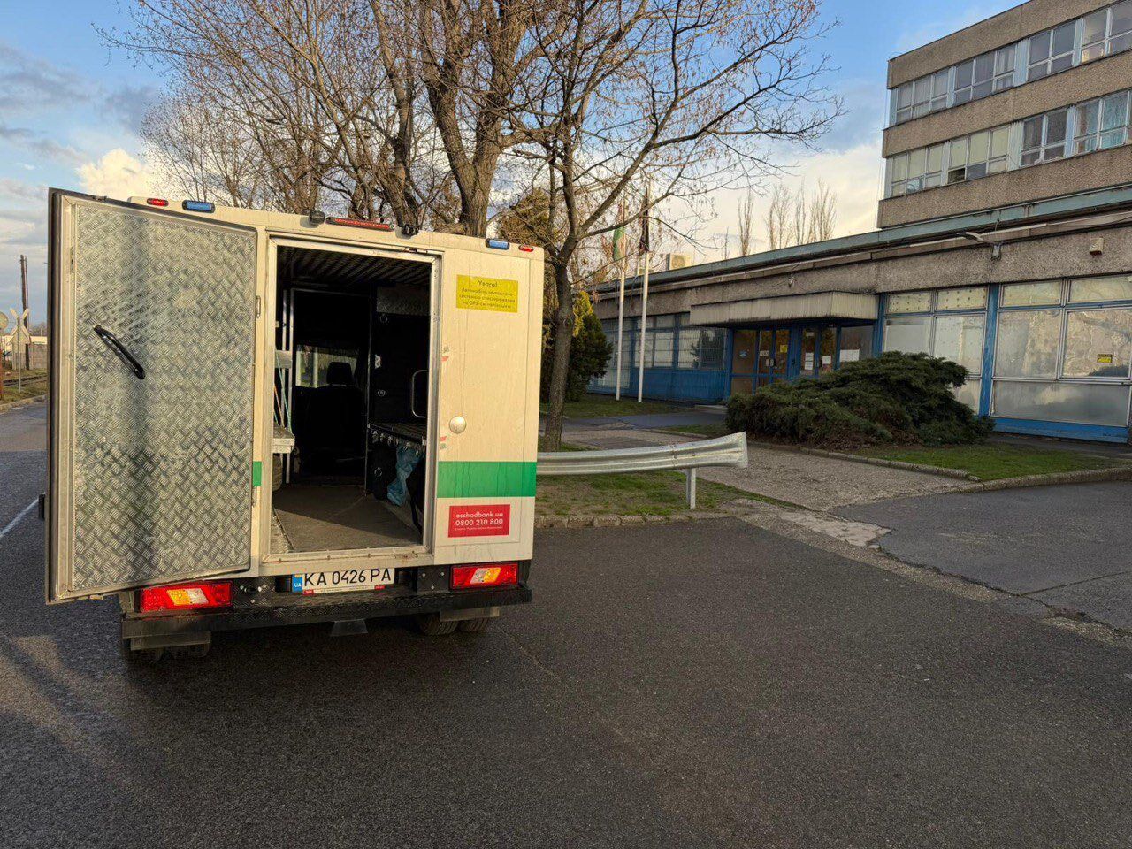 Без денег и с повреждениями: Венгрия вернула "Ощадбанку" задержанные инкассаторские автомобили. Фото