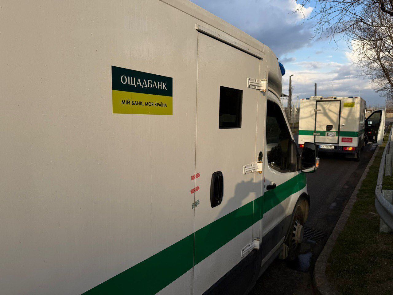 Без денег и с повреждениями: Венгрия вернула "Ощадбанку" задержанные инкассаторские автомобили. Фото